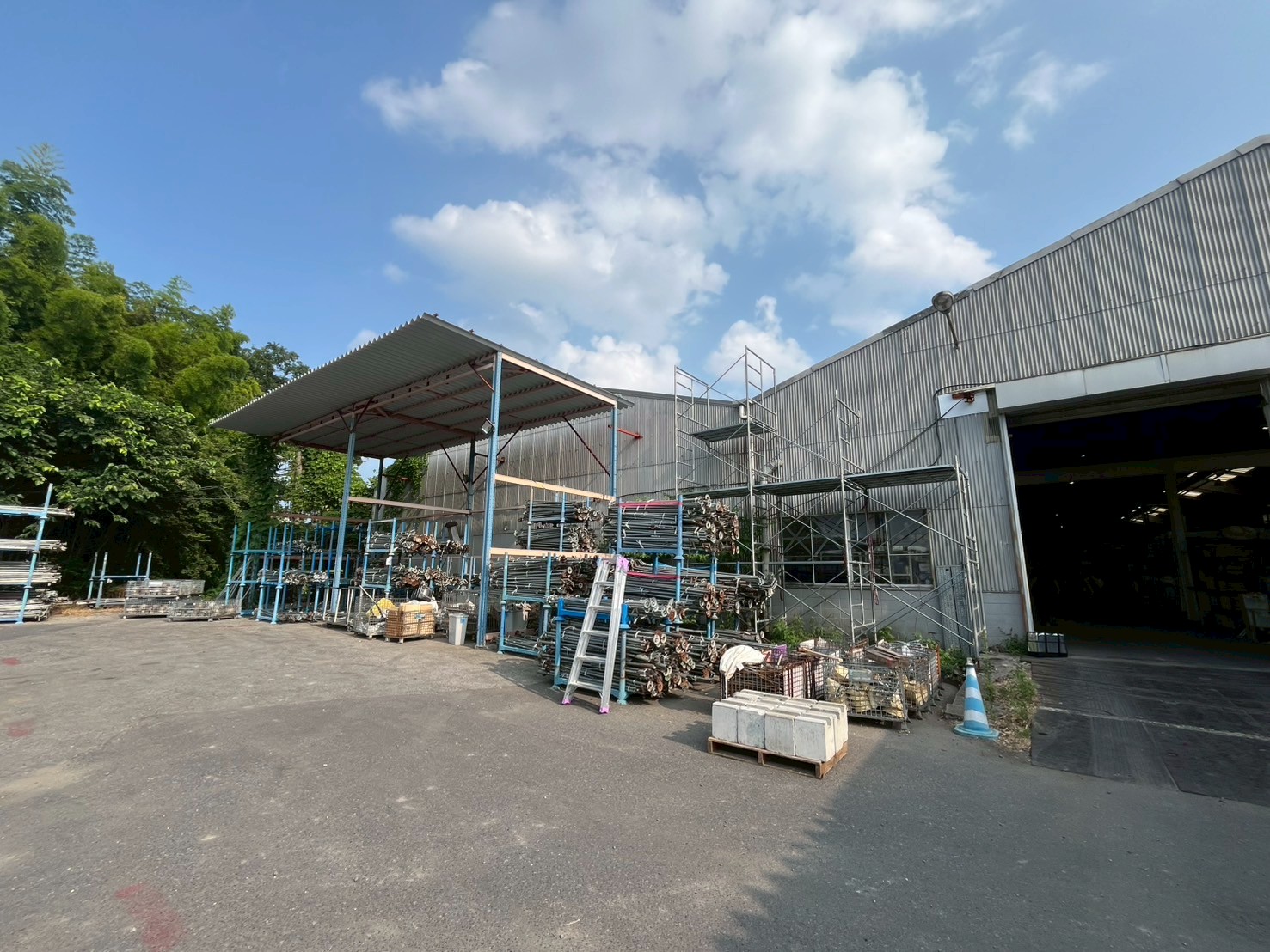 川口市の工場で無料点検！雨漏りと老朽化が進む波型スレート屋根の劣化診断